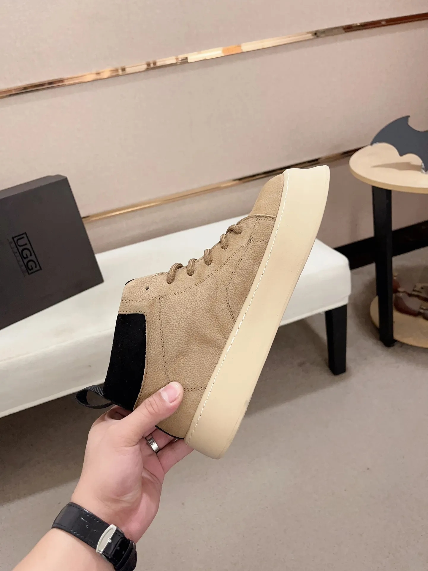 Factory price: 740💰North American men's shoes Ugg ☃️In the special sale of new high-quality men's shoes snow boots in autumn and winter, the nemesis of extreme cold weather! Made of cowhide leather, merino wool lining, and original outsole, whether driving, outdoor or daily wear, there is always one that suits you! Code number 39-44
